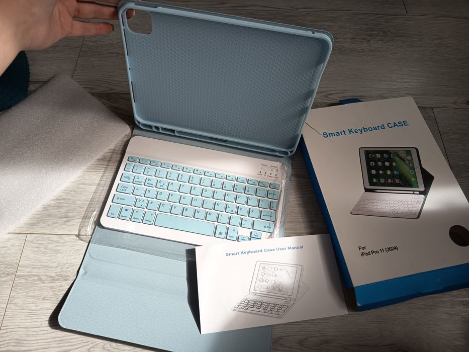 Nowe Etui z Klawiaturą Bluetooth do iPad Pro 11 (2024) | Jasnoniebieskie