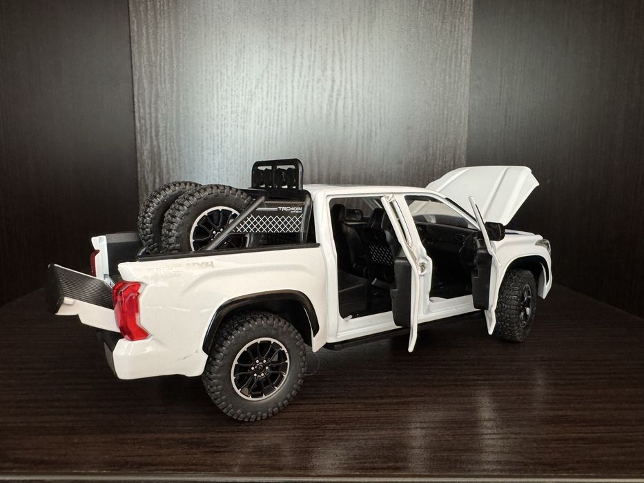 Модель автомобіля вантажівки TOYOTA TUNDRA масштаб 1/24