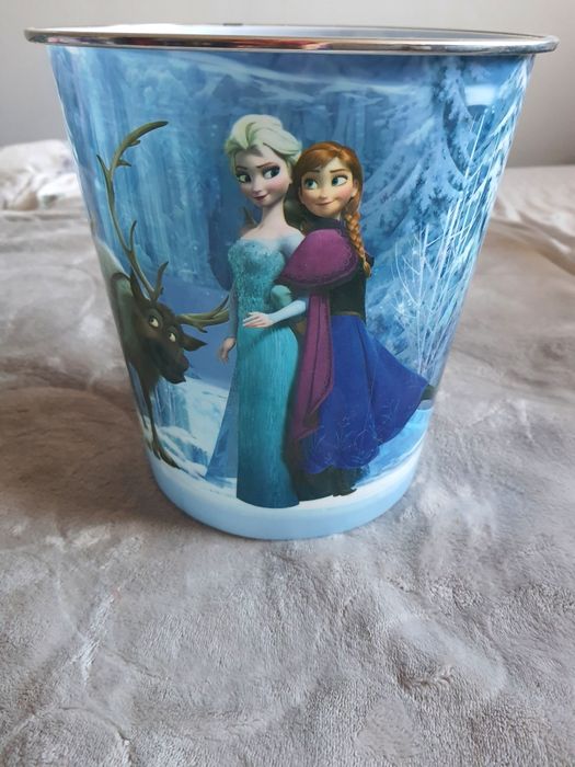 Kosz na śmieci Disney. Kraina Lodu. Wysokość 24 cm. Średnica 23cm.