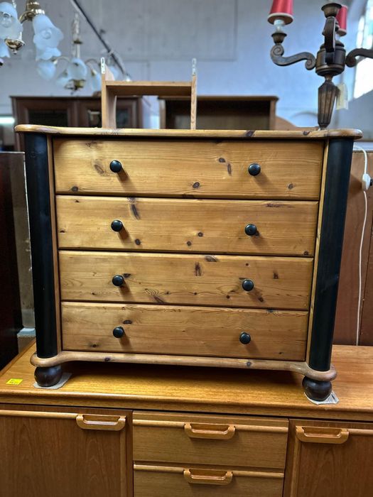 Drewniana komoda z szufladami