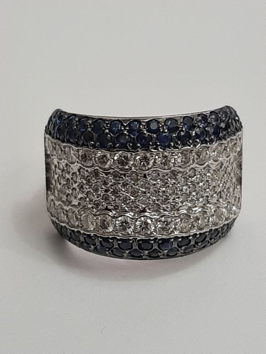 Золотое кольцо с бриллиантами и сапфирами.