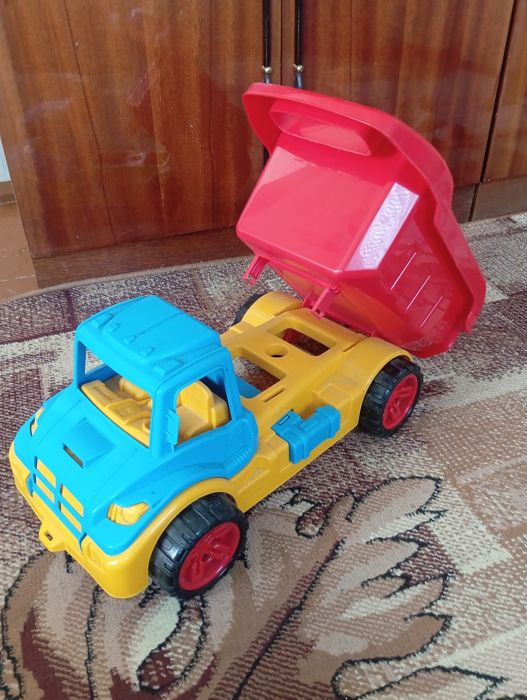 Машинка велика самосвал