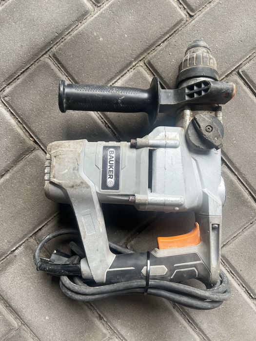 Młot udarowy Bauker uszkodzony