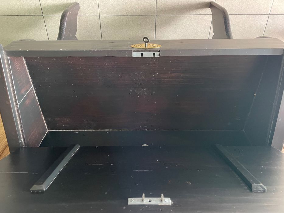 Secretaria antiga com tinteiro em vidro
