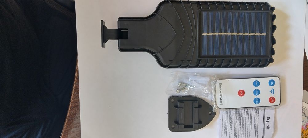 Вуличний ліхтар на сонячній батареї з датчиком руху.