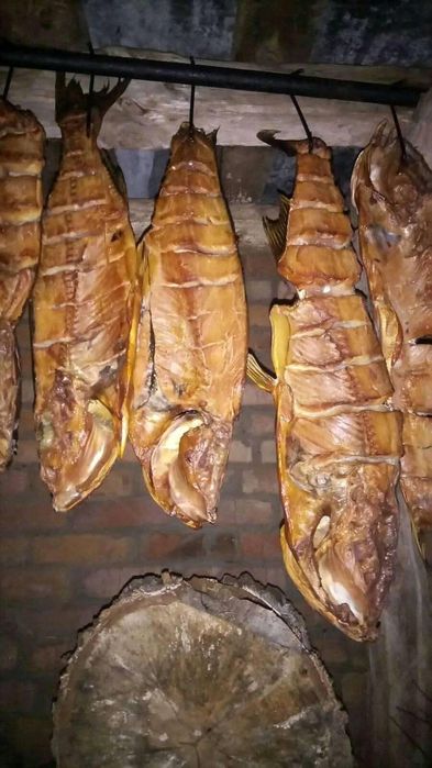 Толстолоб холодного копчення.Відмінний смаколик до пива.