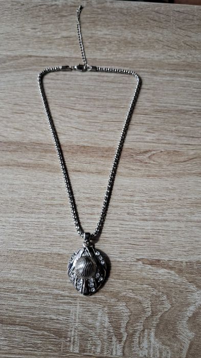 Naszyjnik w kolorze srebrnym i wisiorek coś jakby muszla z cyrkoniami