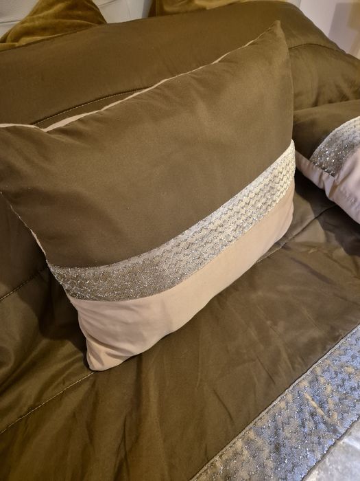 Roupa de cama e almofadas castanhas