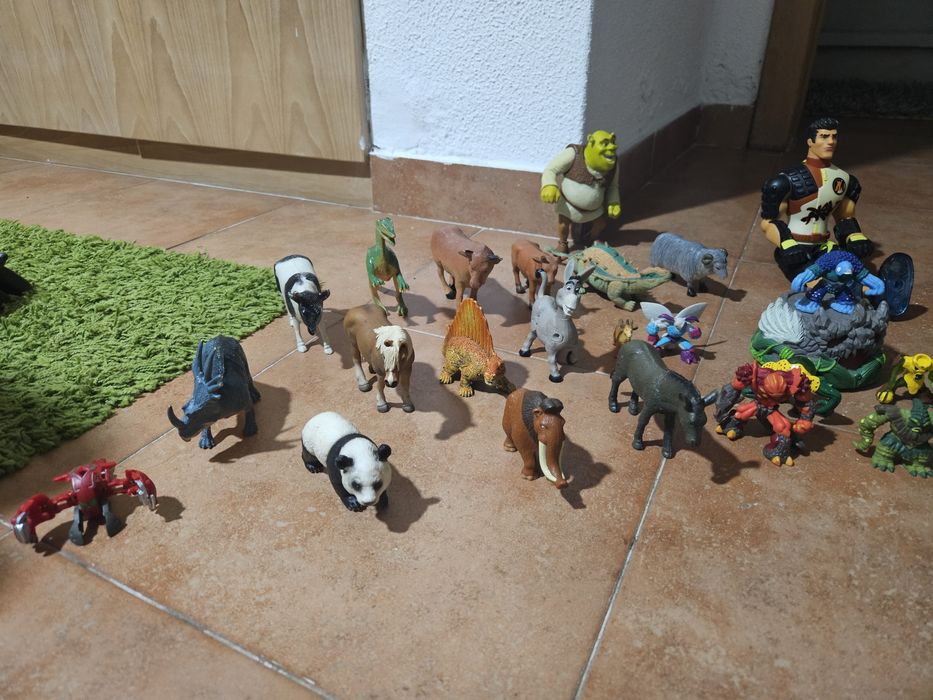 Brinquedos diversos (animais,gormitis,carros,etc)