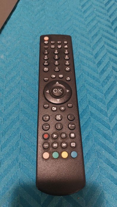 Televisão com suporte de parede e comando