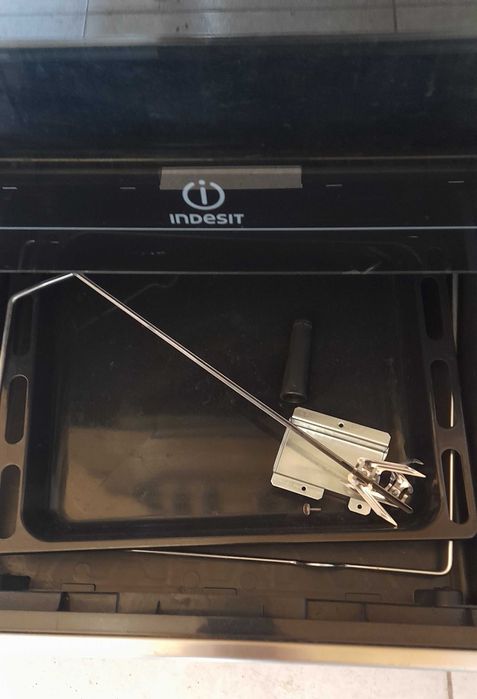Fogão elétrico com placa de vitrocerâmica de marca Indesit