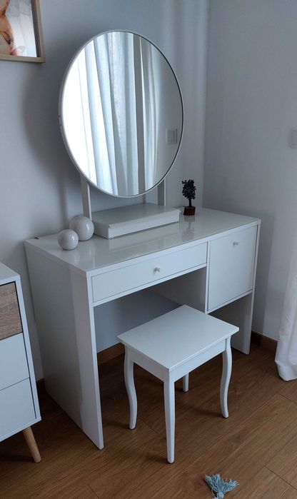 Toucador com espelho e banco