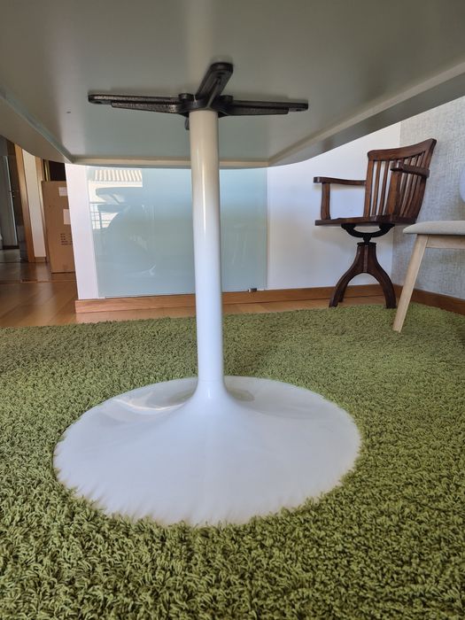 Mesa lacada alto brilho com base tulipa