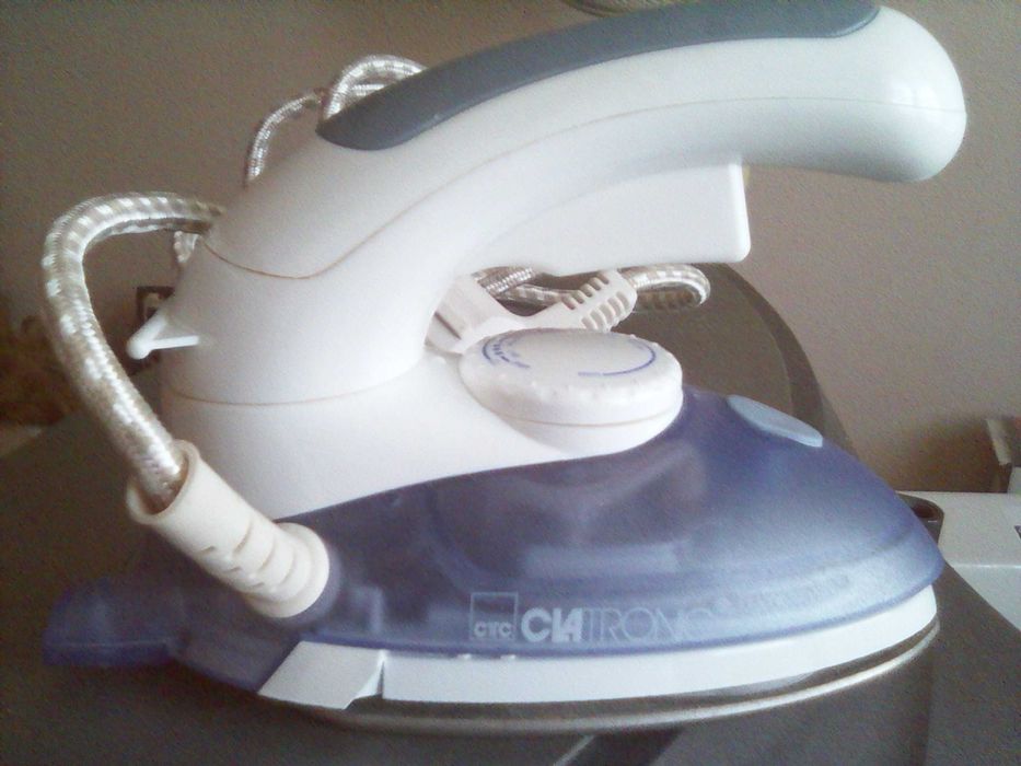 Утюг дорожный CLATRONIC DB 3108 с отпаривателем и поворотной ручкой