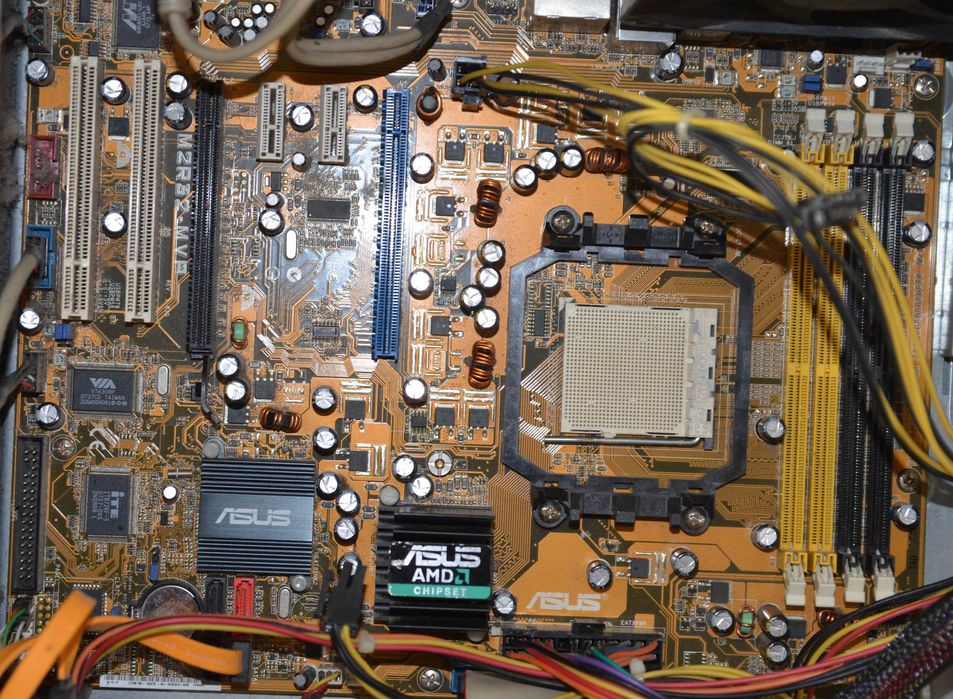 Athlon 6000+  RAM DDR2  GF 9800GT 1gb AM2 zasilacz 550w