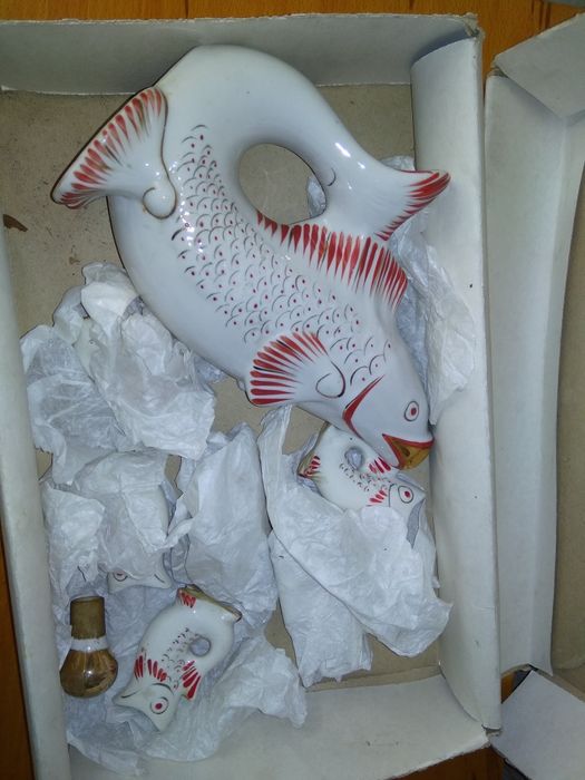 Коньячный фарфоровый сервиз "Рыбки", новый.