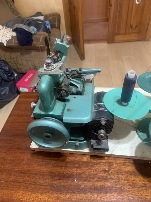 Продаю обметовальну машинку