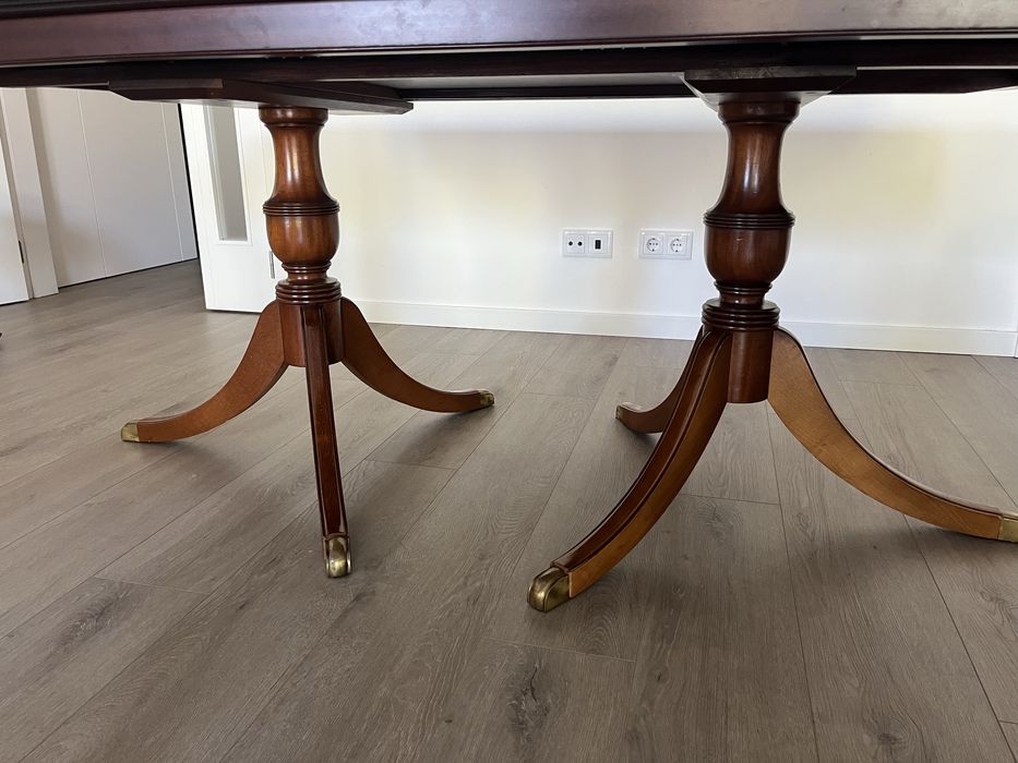 Mesa de madeira com 6 cadeiras