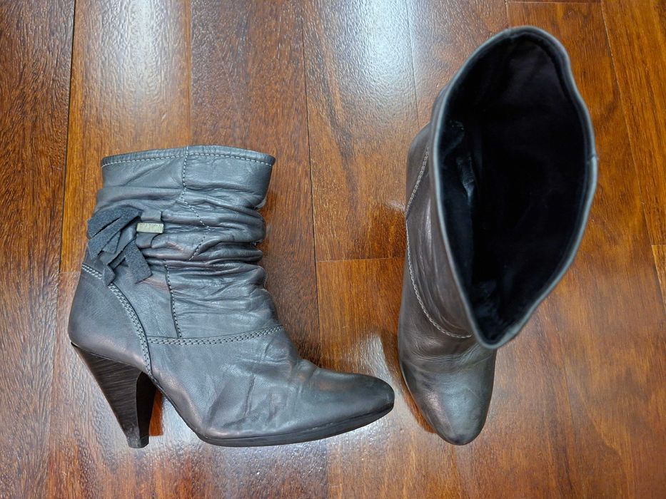 Botins cinzentos em pele de tacão alto