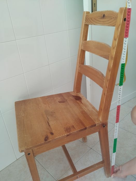 Conjunto de uma mesa e 3 cadeiras, almofadas de cadeira íncluidas.