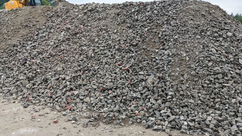 Gruz kruszony betonowy, tłuczeń, szlaka, kamień, żwir,