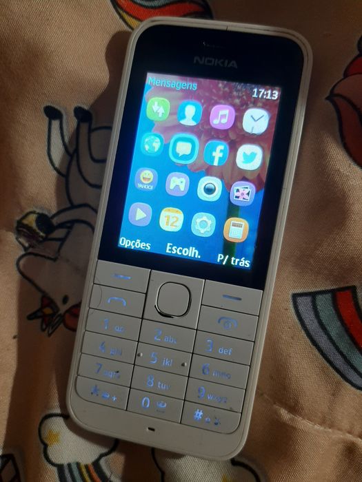 Vendo telemóveis nokias antigos um deles tem carregador