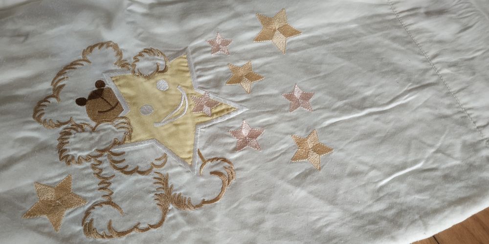 Solidny ochraniacz do łóżeczka