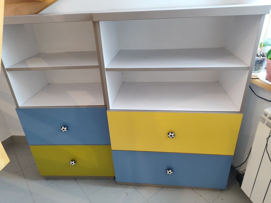 Regały meble z dziecięcego pokoju