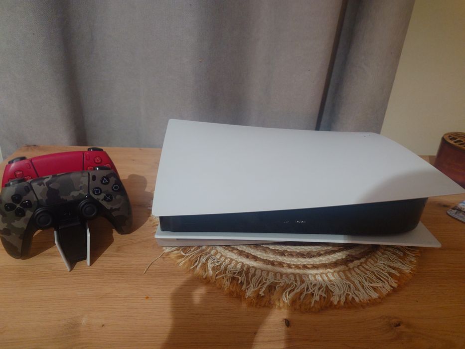 PlayStation 5 + 2 pady + dysk 2 TB + stacja ładowania