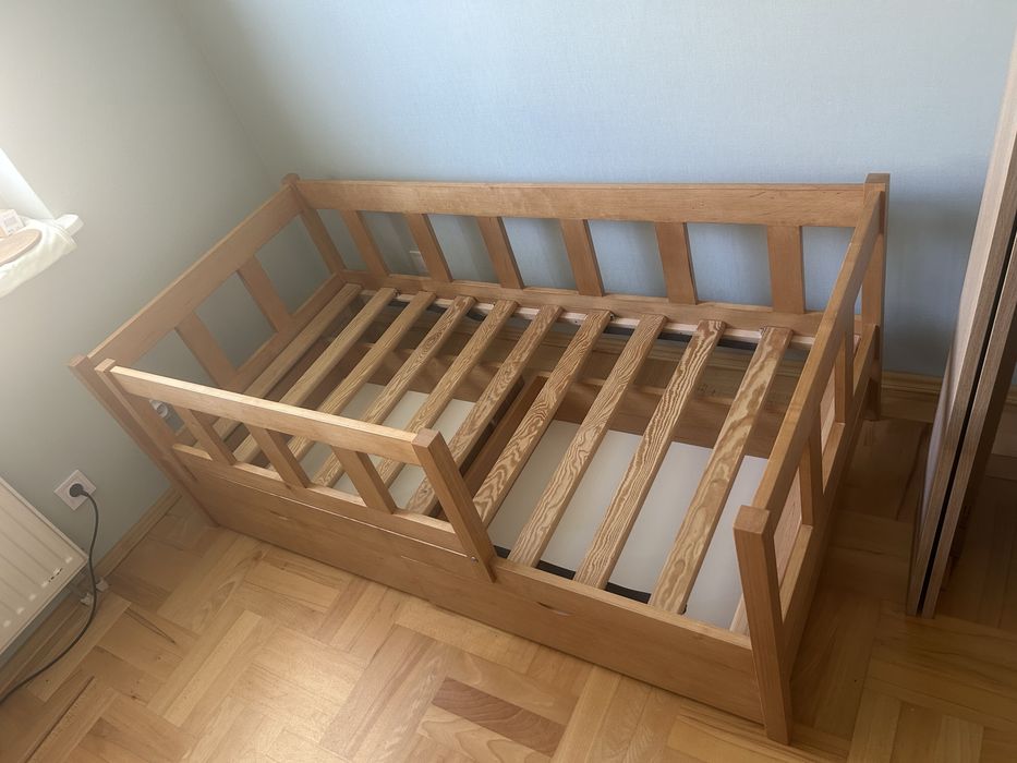 Bukowe łóżko dziecięce 160x80 z bezpieczną barierką