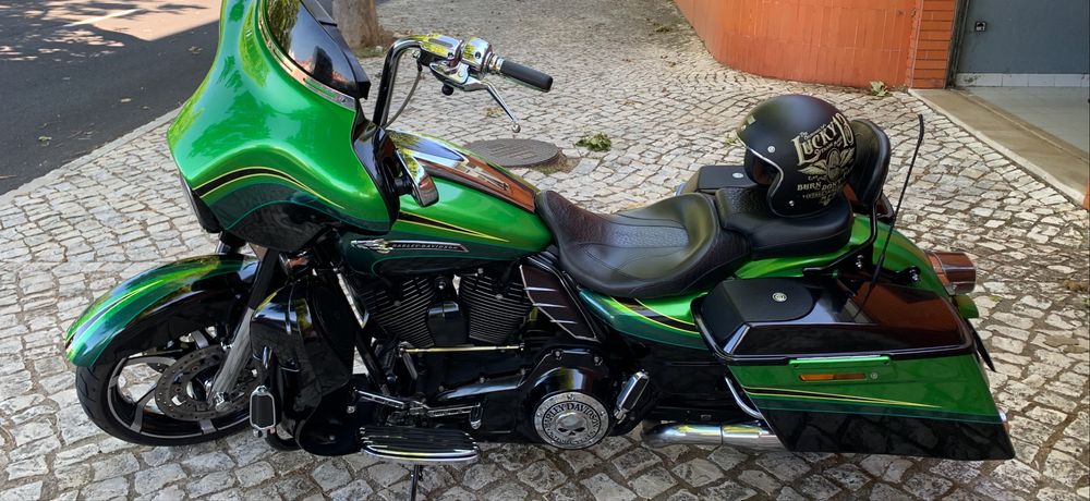 Harley Davidson Street Glide (CVO de livrete) com chave de ouro
