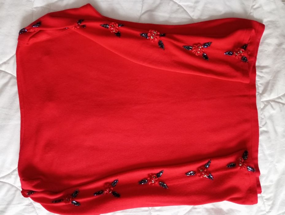 Світер з прикрасами з бісеру