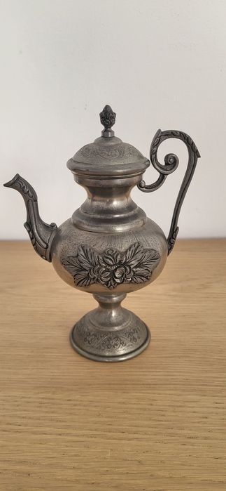 Bule / Cafeteira Decorativa em Estanho