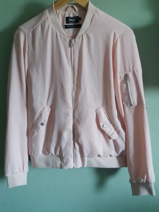 Pudrowa bomberka damska firmy Only