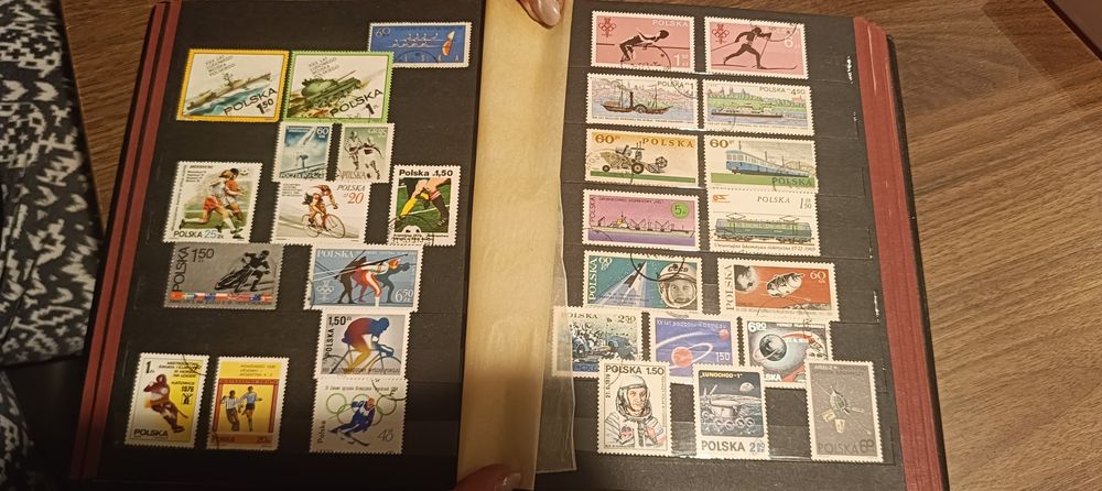 Zabytkowy klaser ze znaczkami