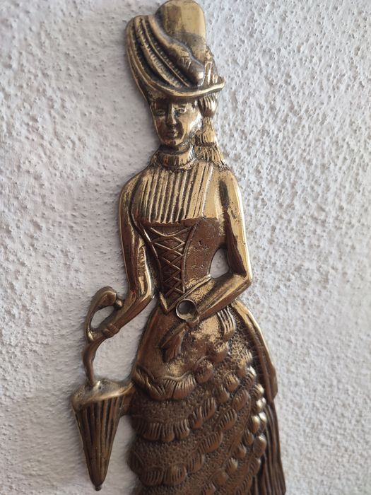 Lindo suporte  em metal para chapéu de chuva