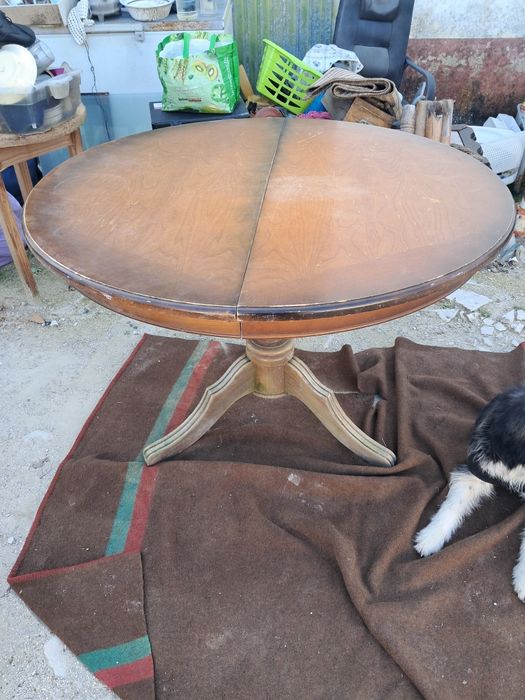 Mesa redonda em madeira com duas cadeiras