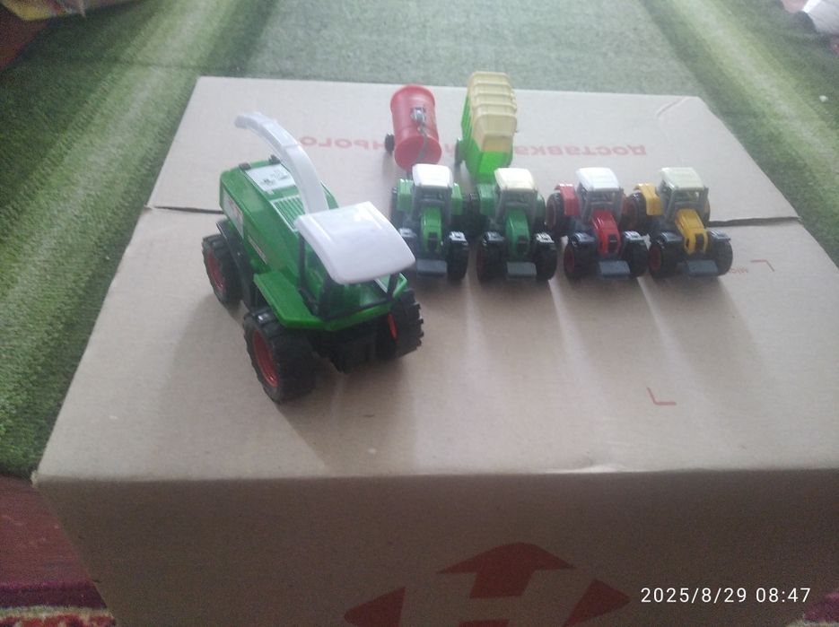 Різні моделі трактори і комбайни