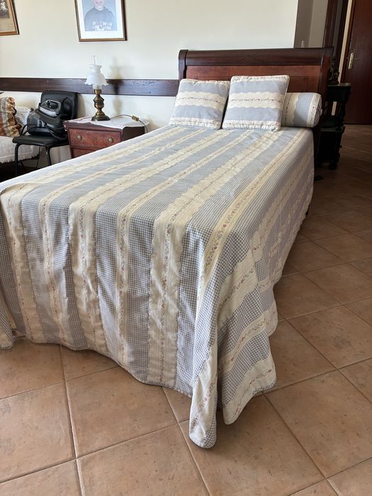 Cama de solteiro com colchão + mesa de cabeçeira