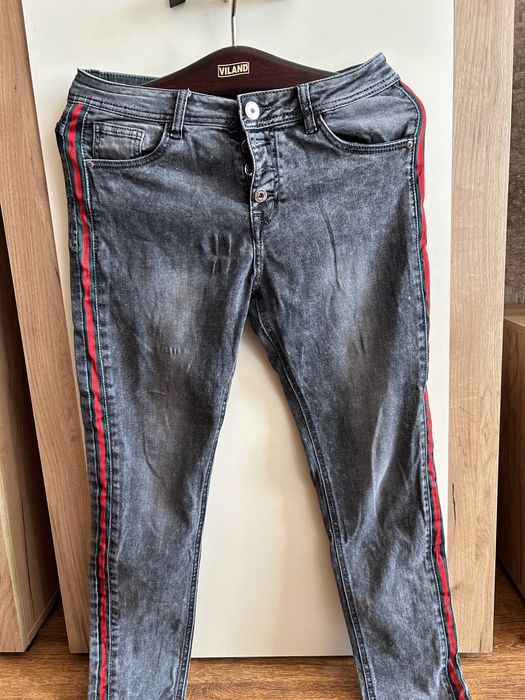 Джинси жіночі з червоними лампасами