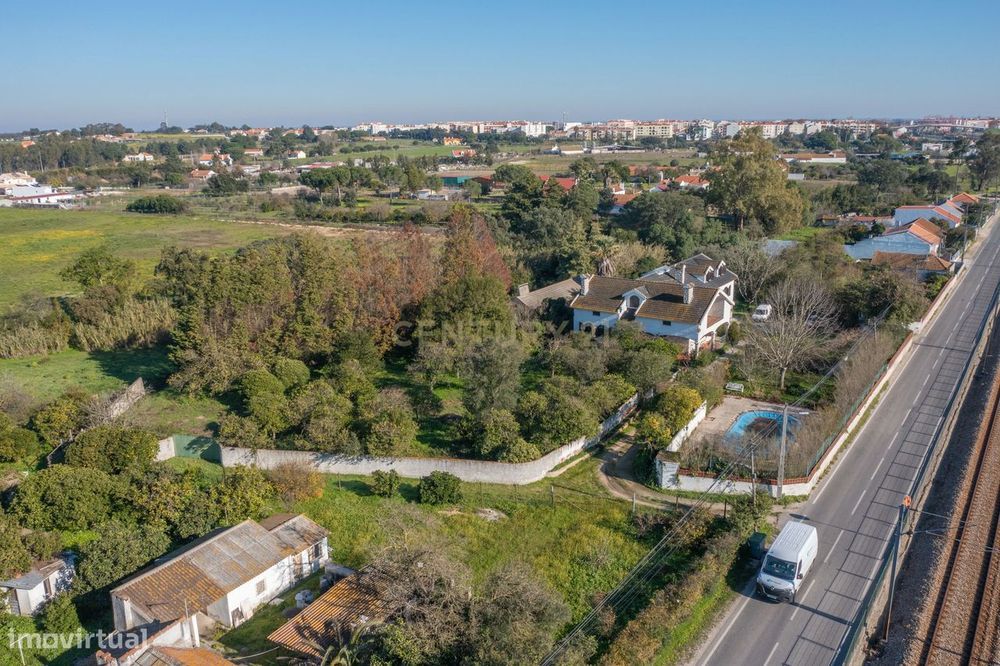 Moradia rústica T9 inserida num terreno com 7.500m2 em Pinhal Novo, Pa