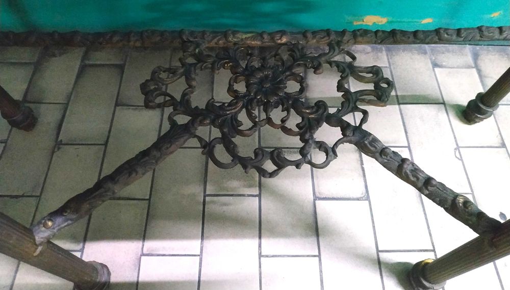 Linda Mesa Credência Mármore Rosa e Bronze