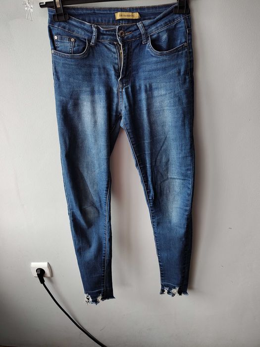 Dżinsy damskie z przetarciami z poszarpanymi nogawkami