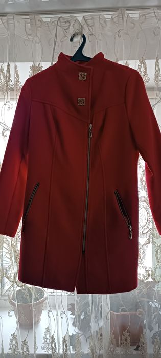 Продам пальто є ще до нього хамут червоний буде в подарунок. Розмір 46