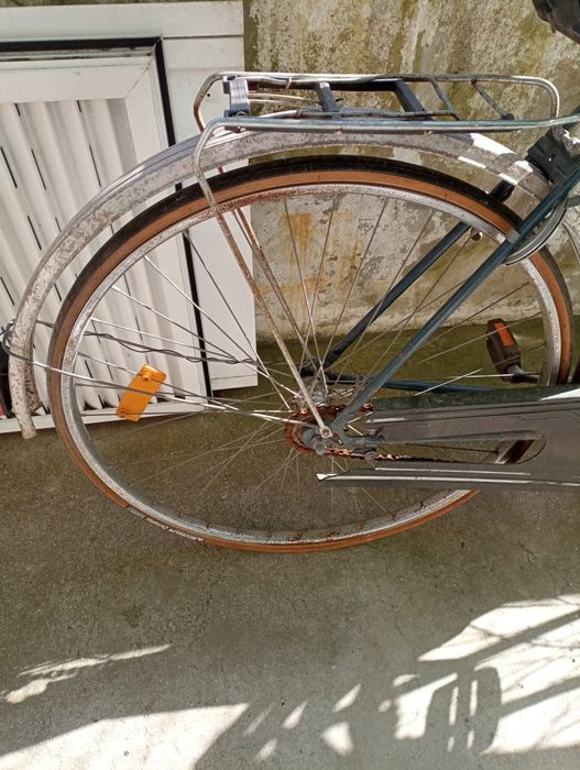 Pasteleira antiga para restaurar apenas a nível estético