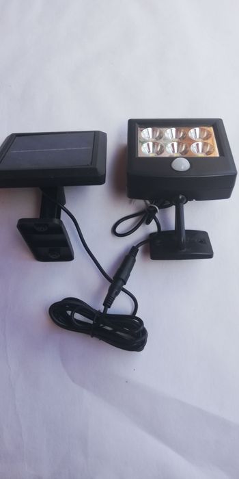 Lampa solarna z panelem słonecznym, wejście do obiektuie