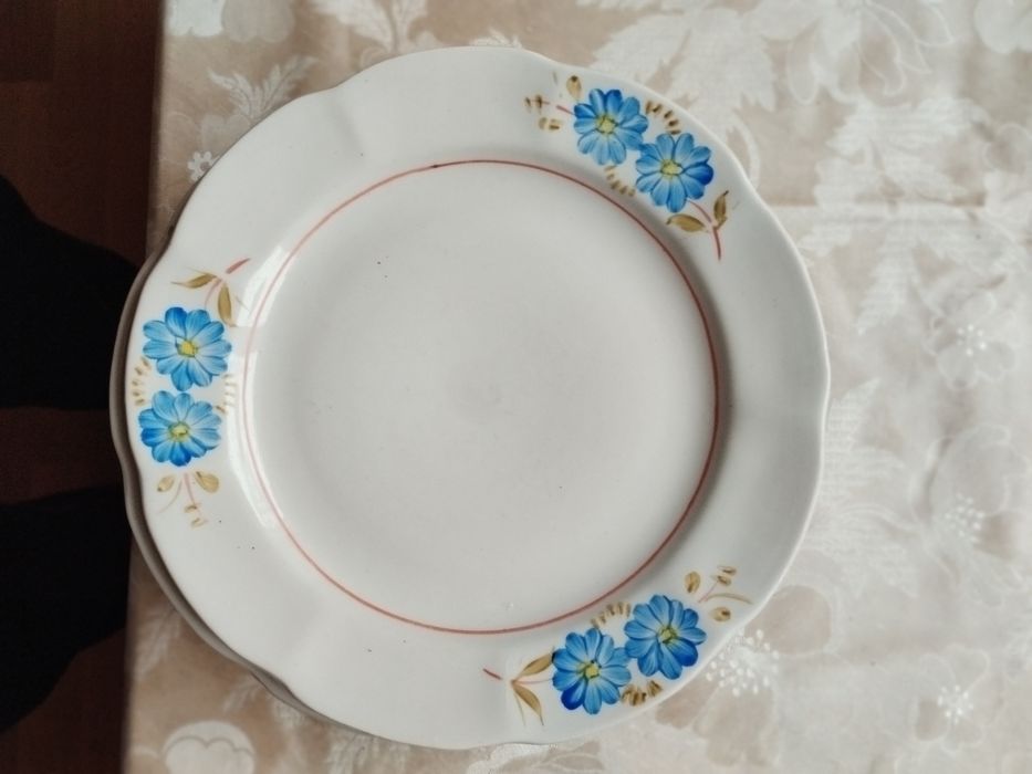 Продам тарілки глибокі і мілкі