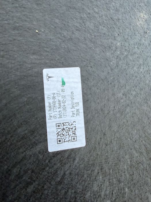 Корито кофр бардачок tesla model Y 2024  1739980-00-a