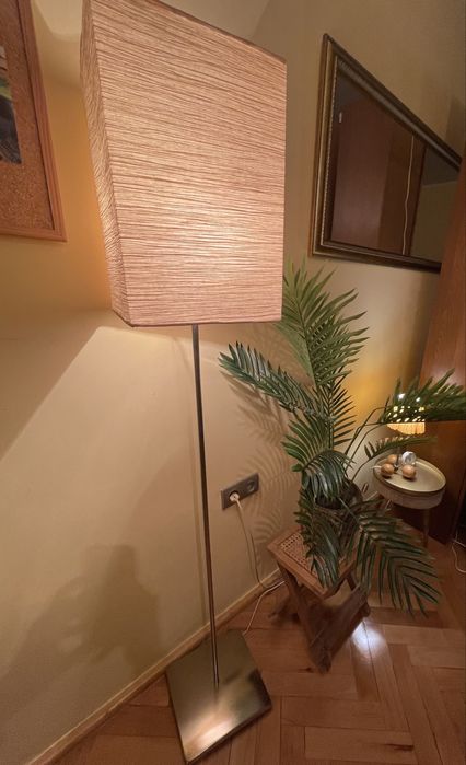 Piękna lampa stojąca z ciepłym, przytulnym światłem