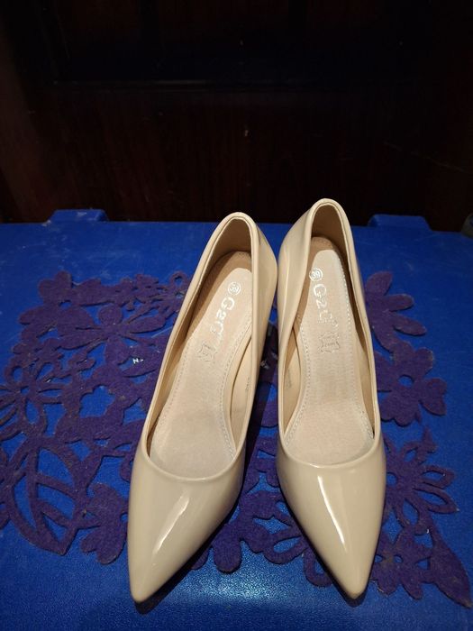 Елегантні бежеві туфлі на шпильці. 39роз.